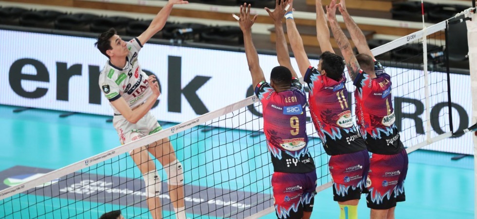 Ale Michieletto attacca contro il muro a tre di Perugia nella sfida d'andata (foto Marco Trabalza)